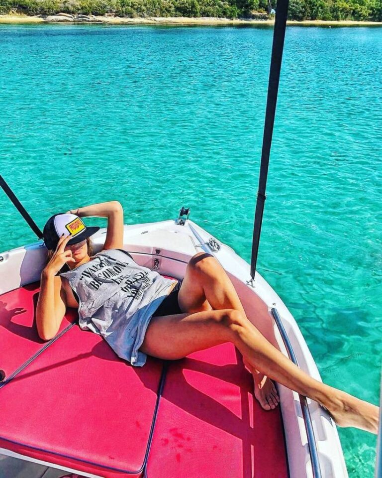 60721522_878445279174511_4472523129507282944_n-819x1024